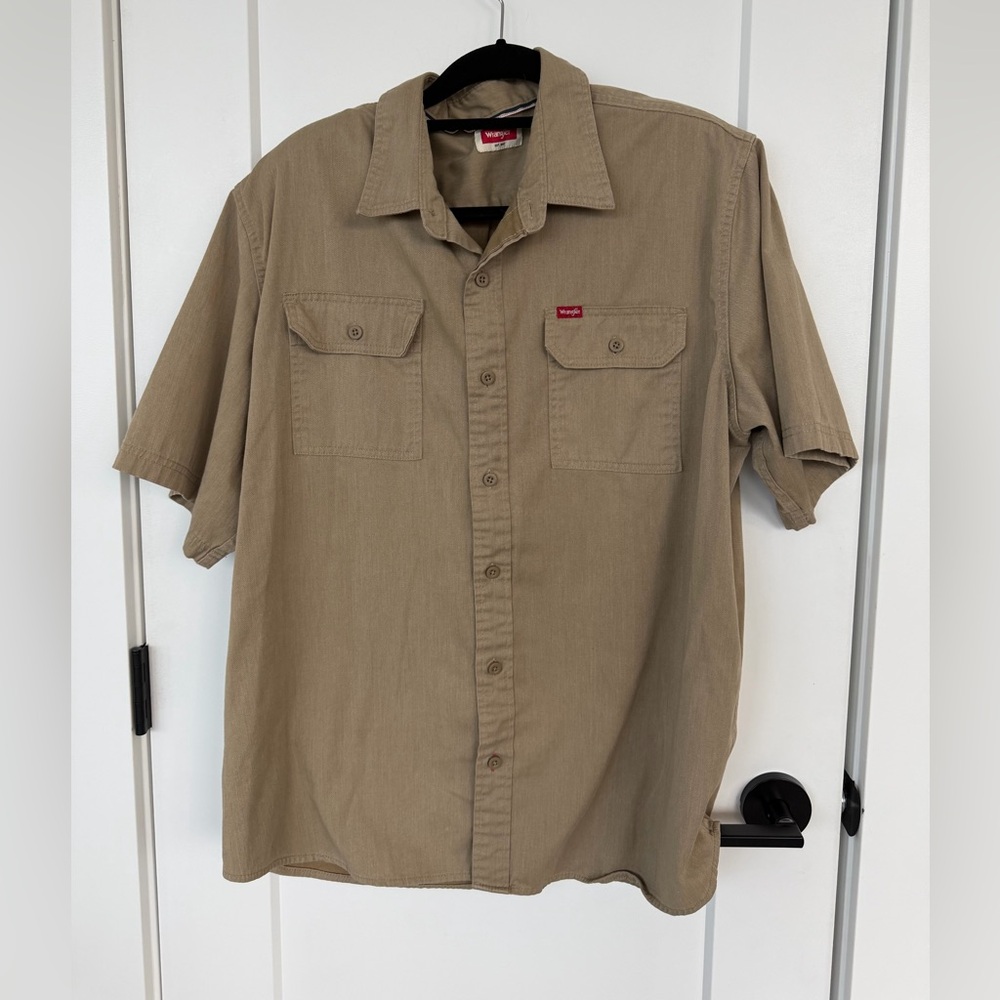 MENS WRANGLER KHAKI SHORT SLEEVE, COLLARED, sleeveless shirt with buttons.XL.